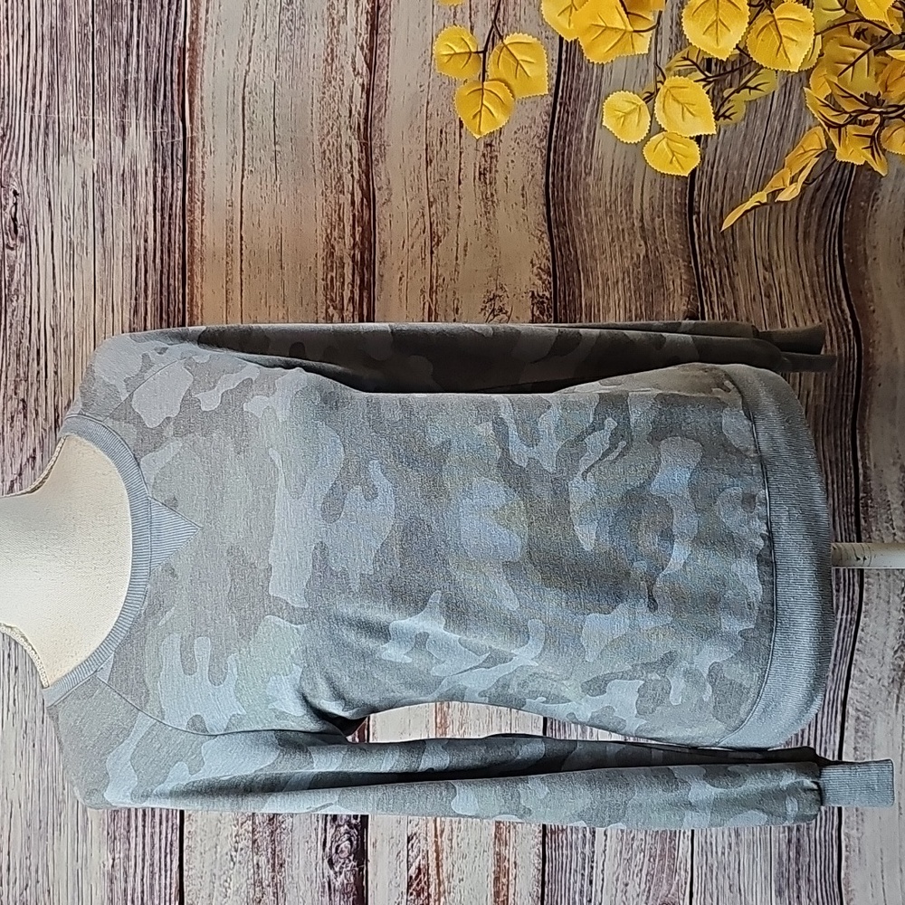 JUNE AND DELANCY LONG SLEEVE CAMOUFLAGE PULLOVER TEE